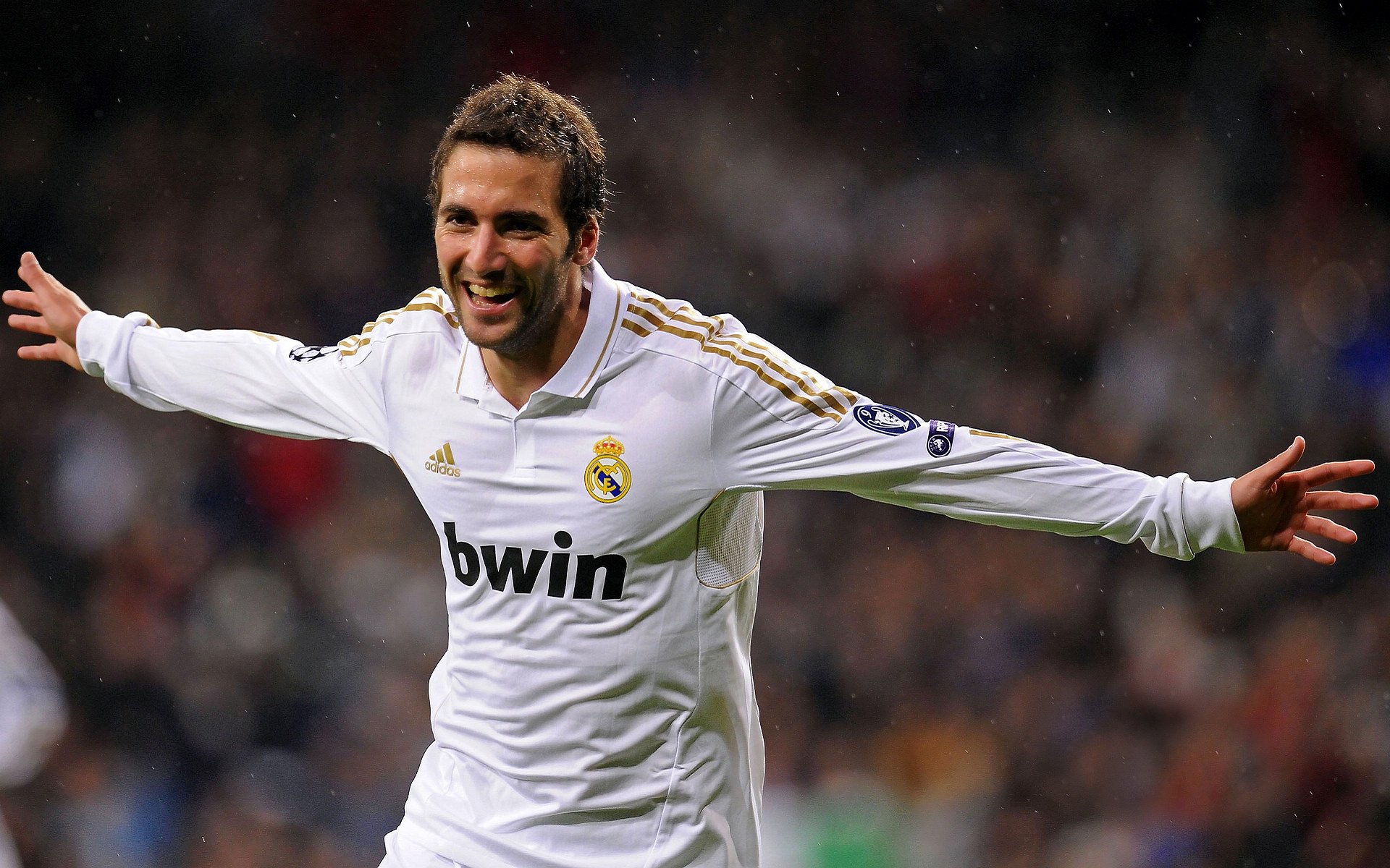 爱游戏官方-英超比赛中，精彩传球频频制造精彩得分机会，英超2021-2022年转播