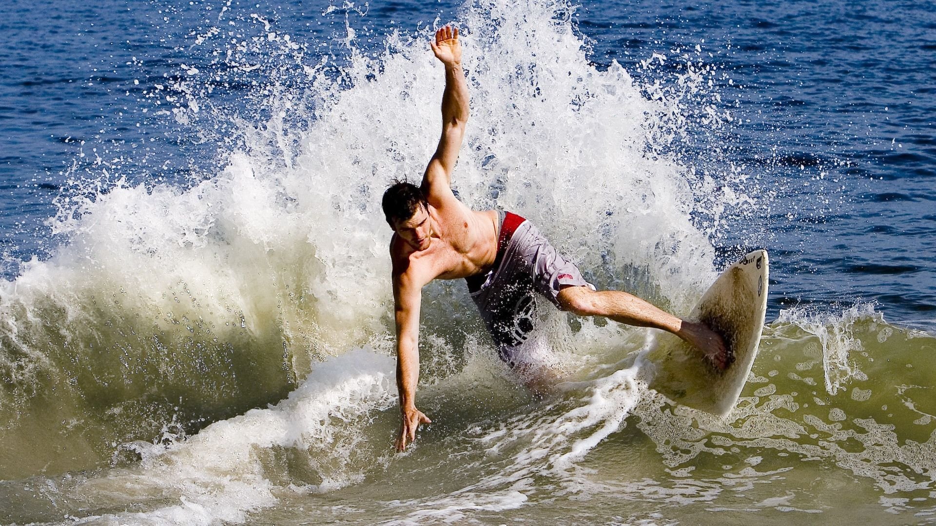 高空空中飞人特技表演，极限动作惊艳全场，这空中飞人的特技十分惊险,看得观众瞠目结舌